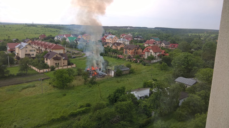 В Івано-Франківську через удар блискавки вщент згоріла стодола – очевидці (ФОТО, ВІДЕО)