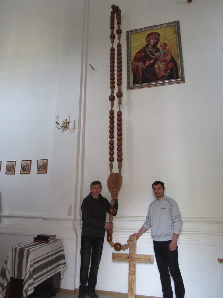 Майстри з Франківська створили гігантську вервицю (ФОТОФАКТ)
