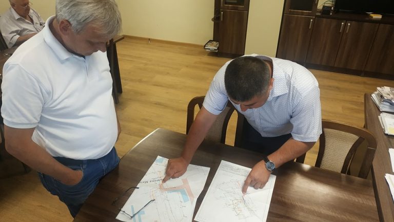 Комунальники перекрили воду низці порушників, які зливали нечистоти у потічок біля озера