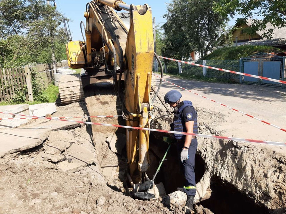 Снаряд часів ІІ Світової війни виявили на узбіччі у Тисменицькому районі (ФОТО)