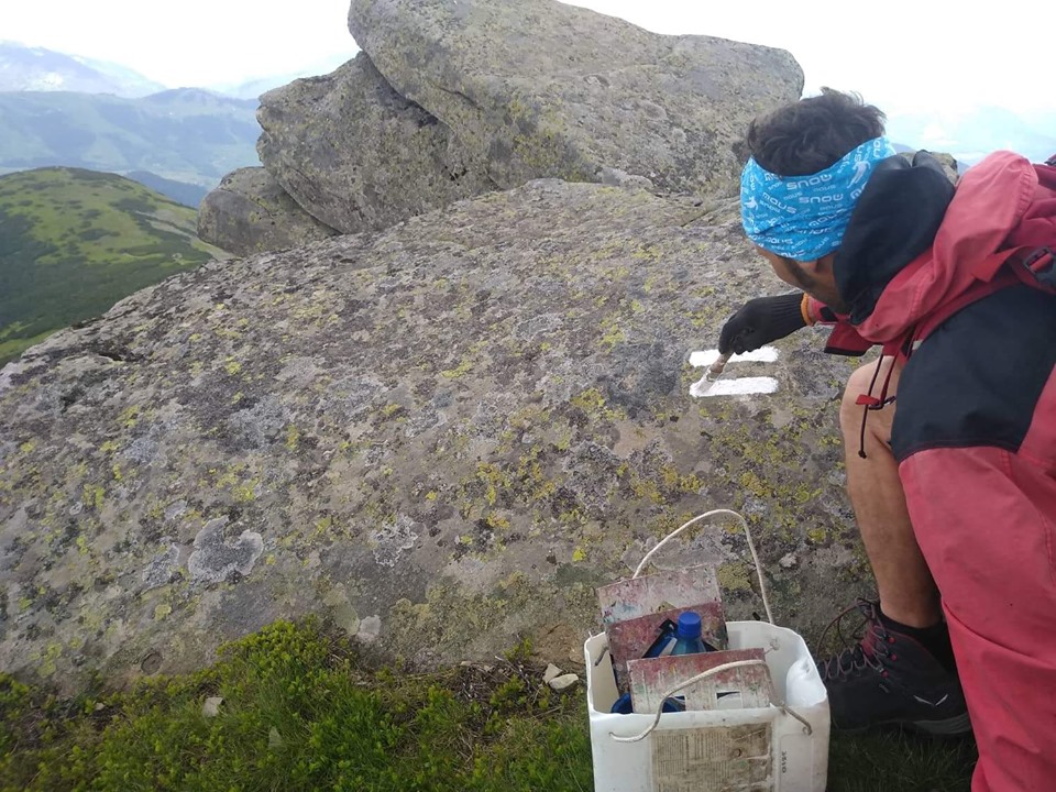 На Прикарпатті волонтери відновили маркування популярного гірського маршруту (ФОТО)