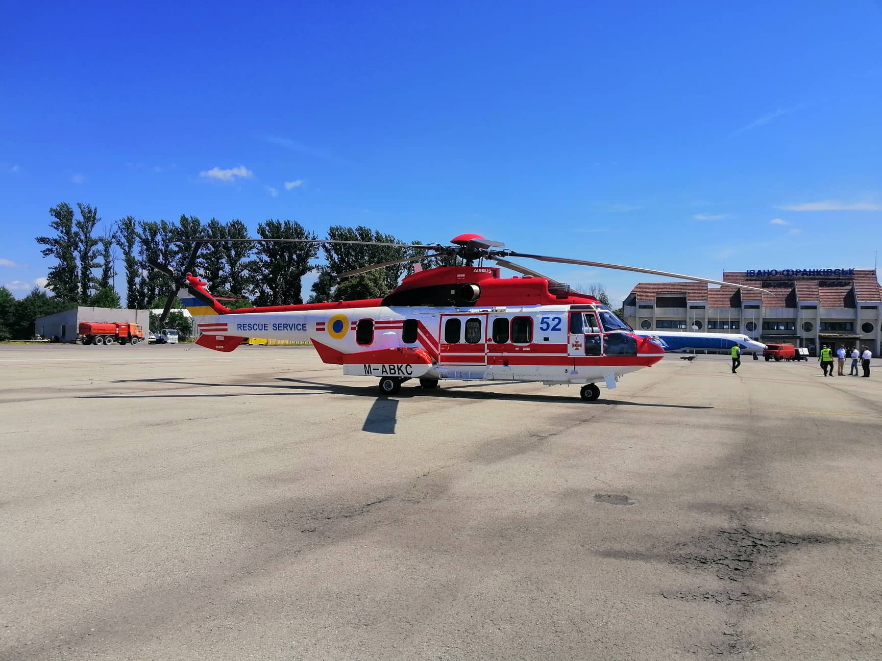 У Франківську приземлився новий гелікоптер для українських рятувальників (ФОТО)