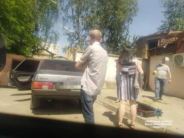 Поліціянти затримали чоловіка, котрий на ходу розстріляв авто у Франківську (ФОТО)