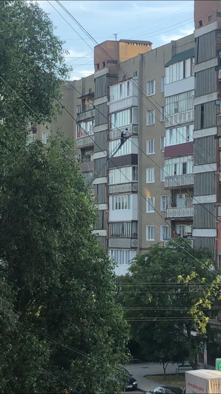 У Франківську з балкону на восьмому поверсі зняли жінку, котра хотіла вчинити самогубство (ФОТОФАКТ)
