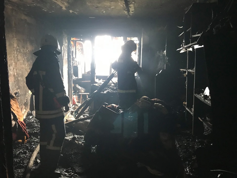 У Калуші горіла квартира – пожежники врятували літнього чоловіка і евакуювали трьох людей (ФОТО)