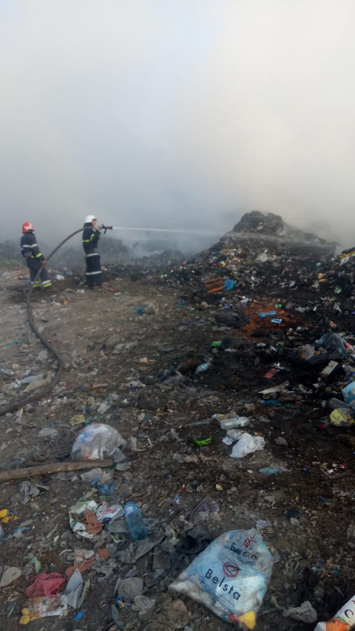 Біля Галича горить стихійне сміттєзвалище: з пожежею боряться два десятки бійців (ФОТОФАКТ)