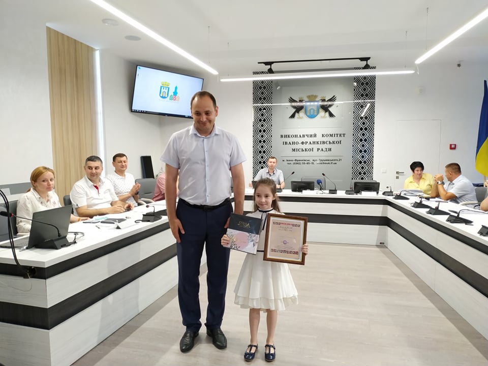 У мерії відзначили юну франківку, яка перемогла на Всеукраїнському конкурсі талантів і краси (ФОТО)