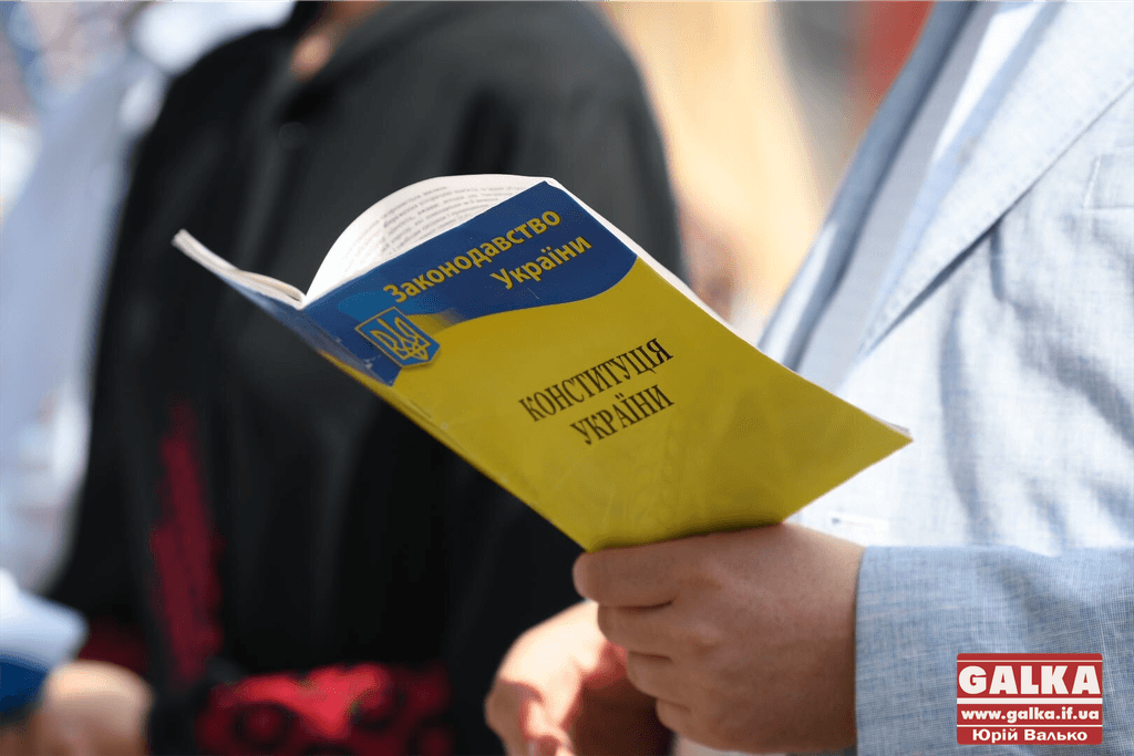 У “серці” Франківська десятки людей влаштували читання Конституції України (ФОТО)