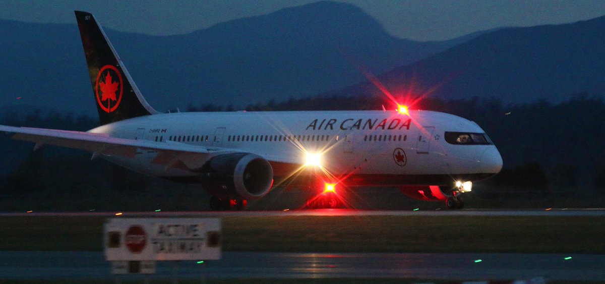Прокинулася в холоді й темряві: канадська авіакомпанія забула пасажирку на борту літака