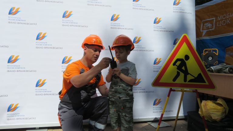 Робота на один день: як у Франківську діти були газовиками (ФОТО)