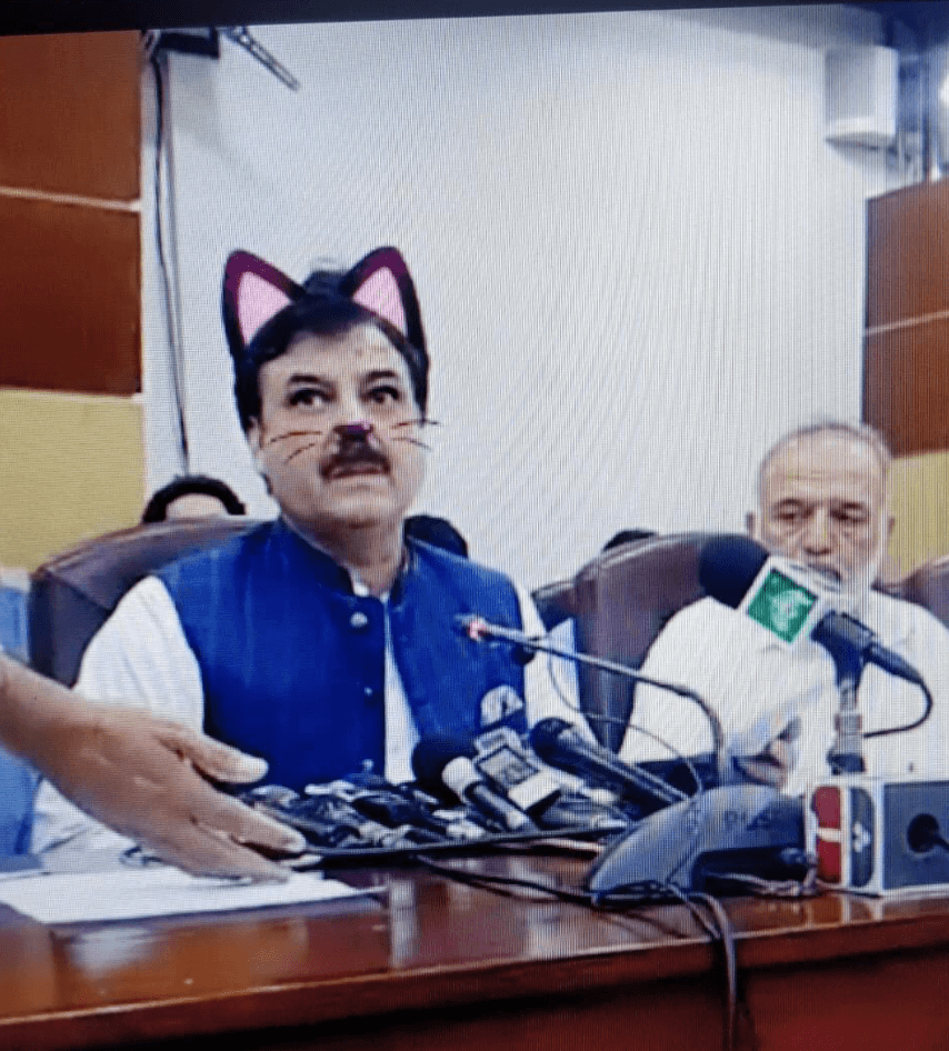У Пакистані урядовці перетворилися на “котів” через випадково ввімкнений фільтр під час трансляції