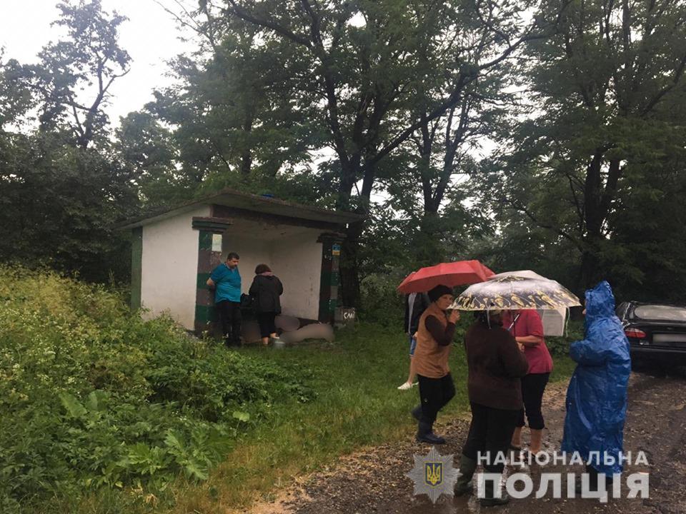 “Футболки погоріли за секунду”, – очевидиця розповіла, як на Рогатинщині блискавка вбила трьох чоловіків