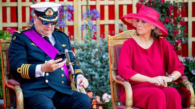 Принц Бельгії проігнорував гімн на параді, “зависнувши” у смартфоні (ФОТО)