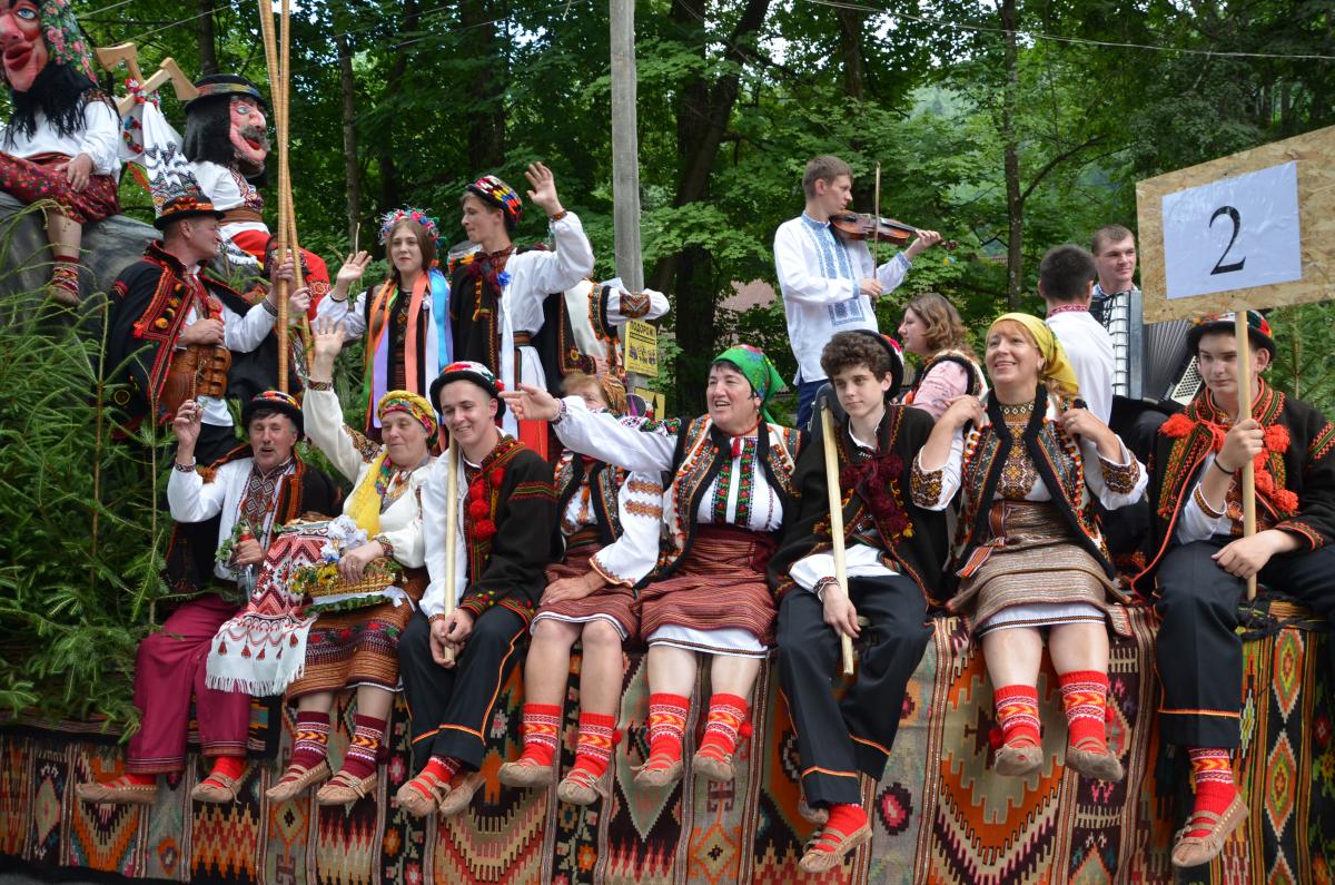 Вишиванки, троїсті музики та національні традиції: у Яремче провели Перший відкритий Гуцульський карнавал (ФОТО)