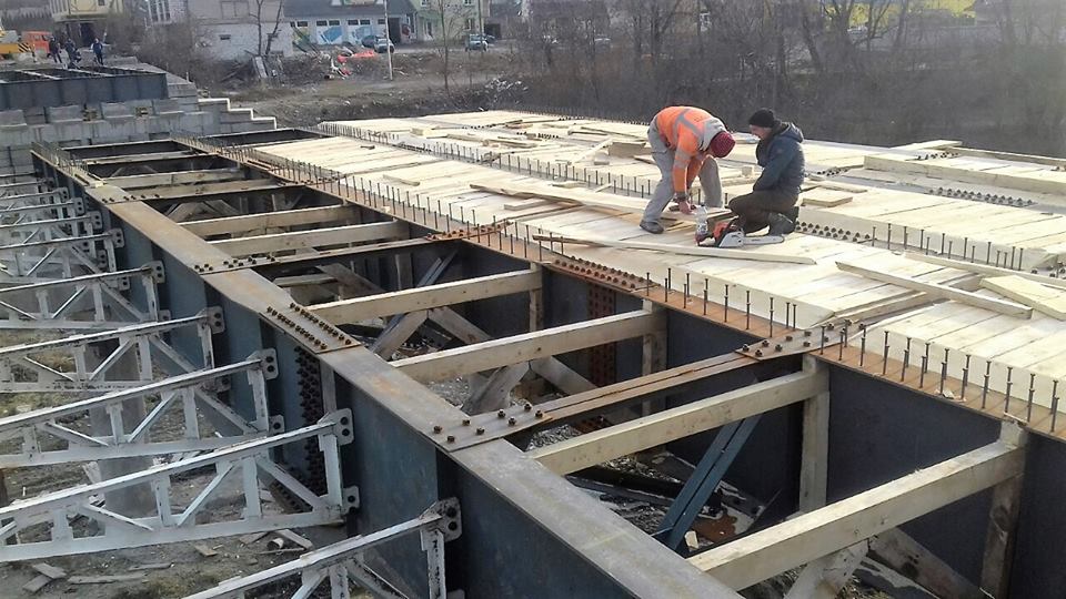 На Косівщині триває відновлення моста, який знесло повінню 11 років тому (ВІДЕО)