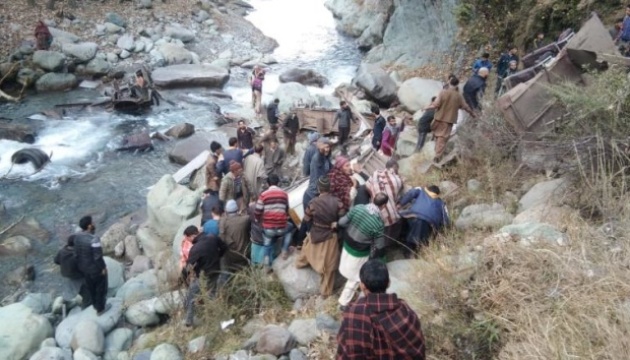 В Індії автобус впав в ущелину – понад 30 загиблих (ФОТО)