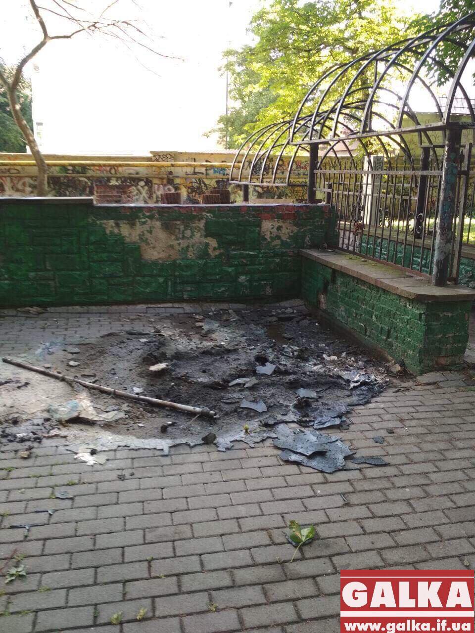 У Меморіальному сквері вандали спалили біотуалет (ФОТОФАКТ)