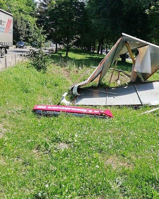 У Калуші юний водій Мерседесу виїхав з білбордом, є травмовані (ФОТО)