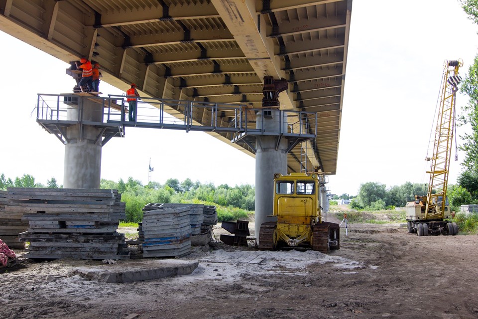 235 метрів: як триває будівництво мосту на Пасічну (ФОТО)