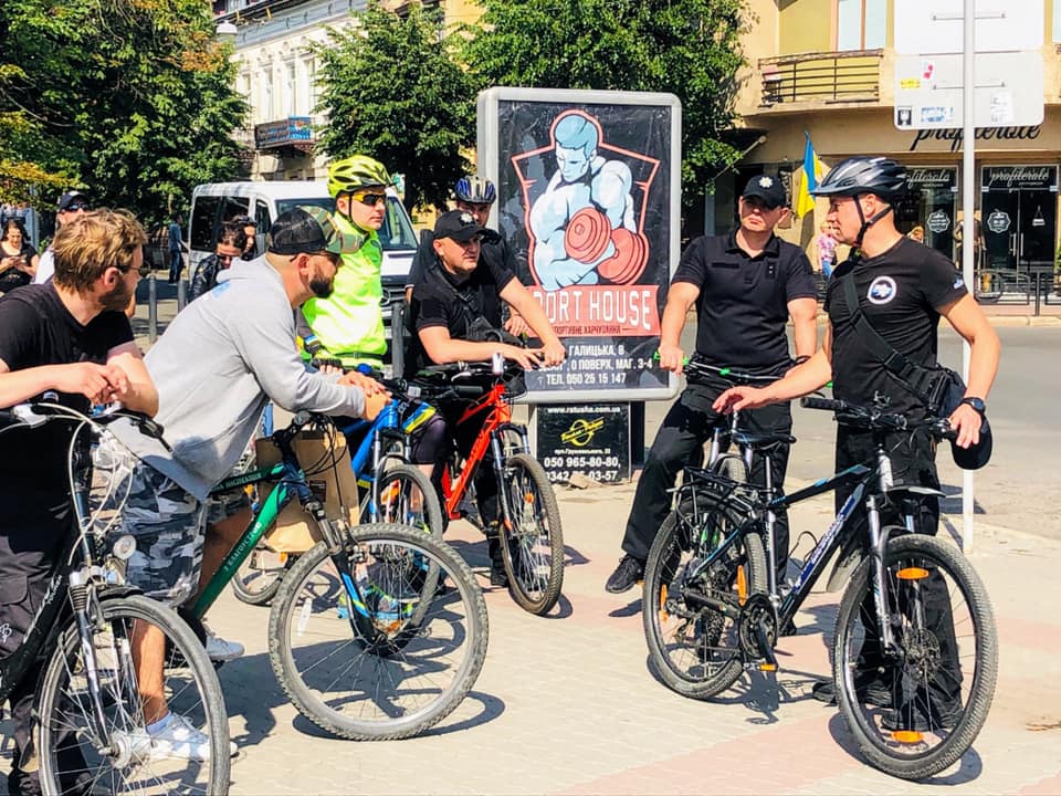 Керівники поліції зустрілися з місцевими велосипедистами і покаталися Франківськом (ФОТО, ВІДЕО)