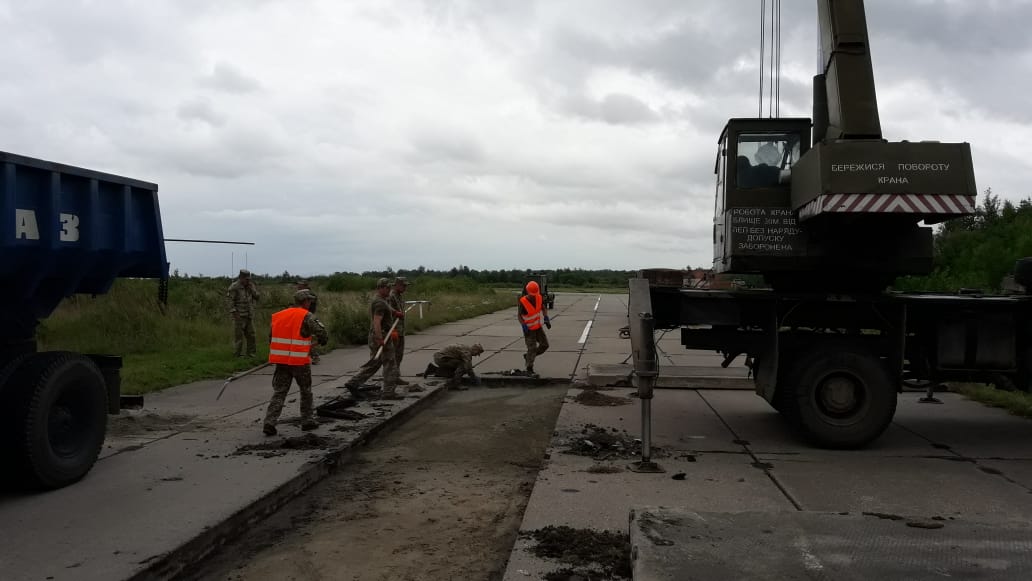 Військові інженери ремонтують руліжні доріжки летовища в Івано-Франківську (ФОТО)