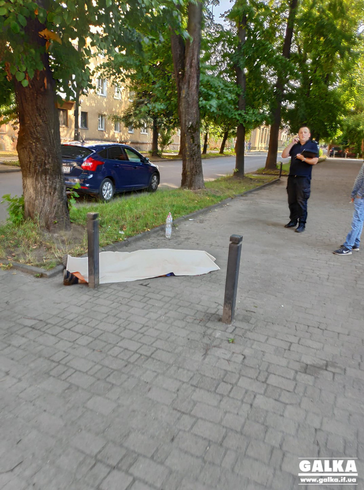 У Франківську посеред вулиці помер чоловік (ФОТО)