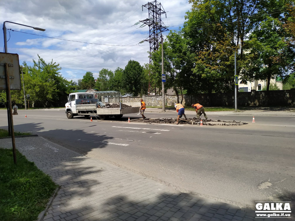 На аварійній ділянці на Довженка облаштовують “острівець безпеки” (ФОТО)