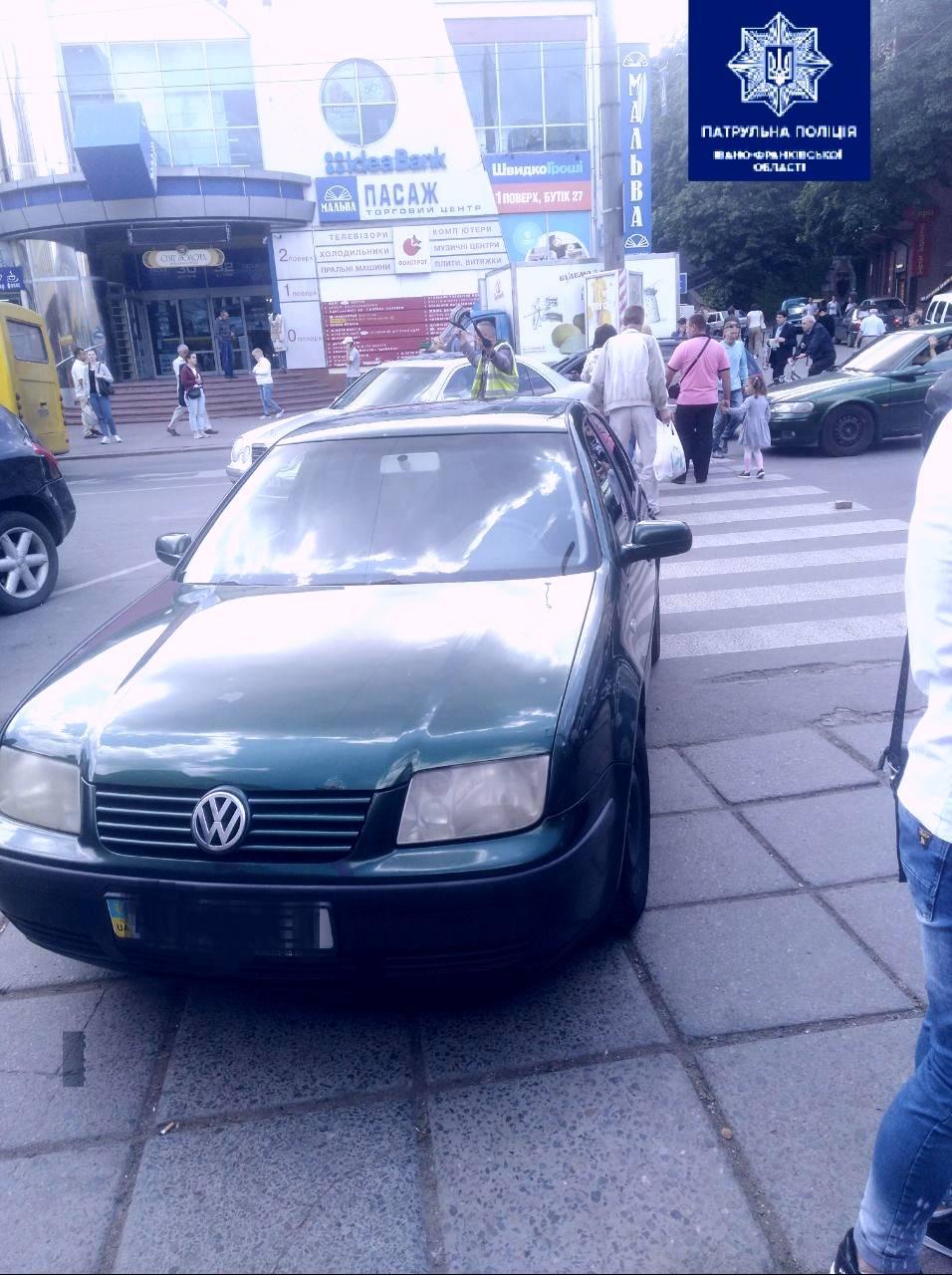 На Дністровській евакуювали авто, яке водій припаркував на “зебрі” (ФОТОФАКТ)