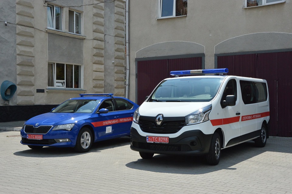 Автопарк прикарпатських рятувальників поповнився двома спецмашинами (ФОТО)