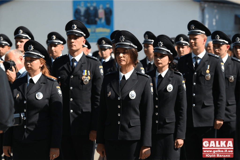 У Франківську понад сто випускників академії внутрішніх справ отримали перші офіцерські звання (ФОТО)