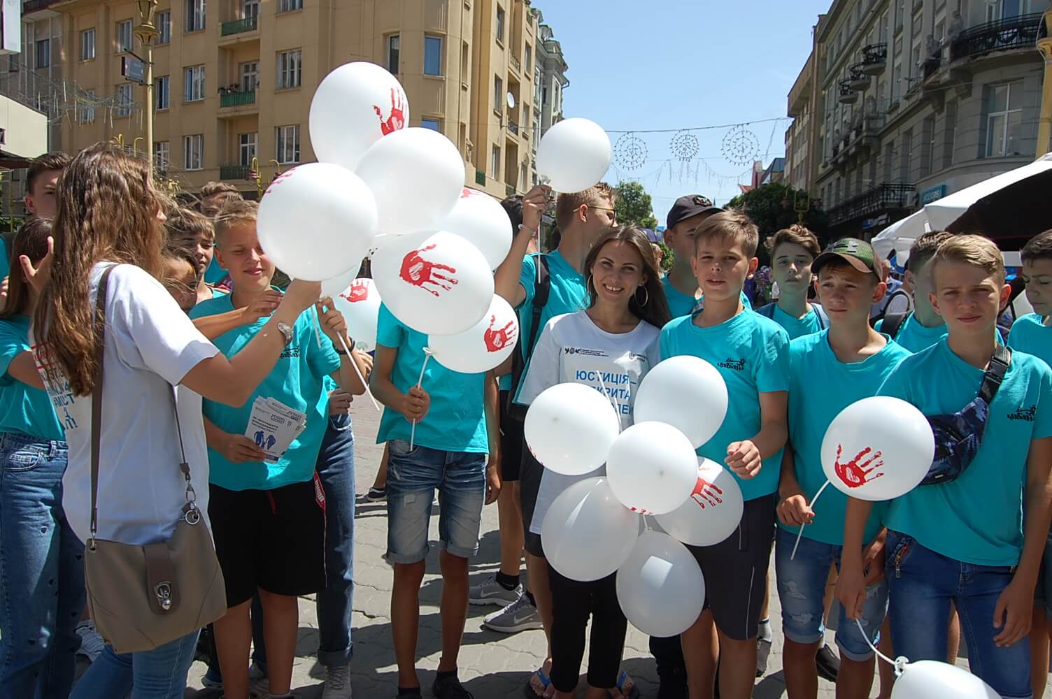 У Франківську провели акцію “Не займайтесь насильством-кохайте!” (ФОТО)