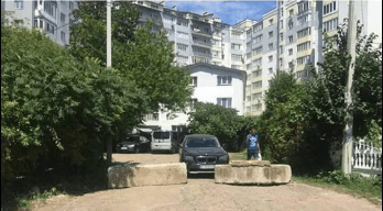 Інспекція з благоустрою наказала демонтувати бетонні блоки на Достоєвського