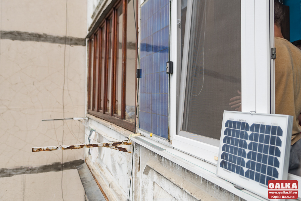 Мешканець Каскаду облаштував сонячну електростанцію у себе на балконі (ФОТО)