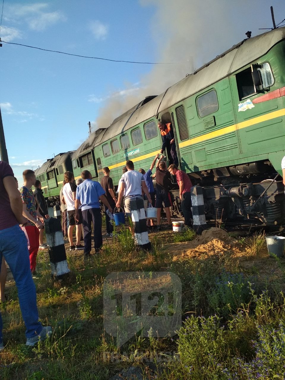 Перед Львовом загорівся локомотив потяга “Ворохта-Кременчук” (ФОТОФАКТ)
