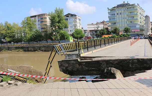 У Туреччині завалився міст з людьми (ВІДЕО)