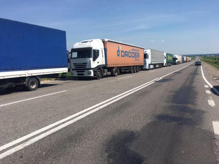 На Прикарпатті через спеку обмежили рух вантажівок