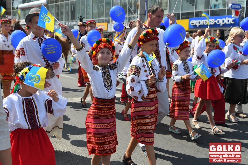 У День Незалежності вулицями міста влаштували марш у вишиванках (ФОТО, ВІДЕО)