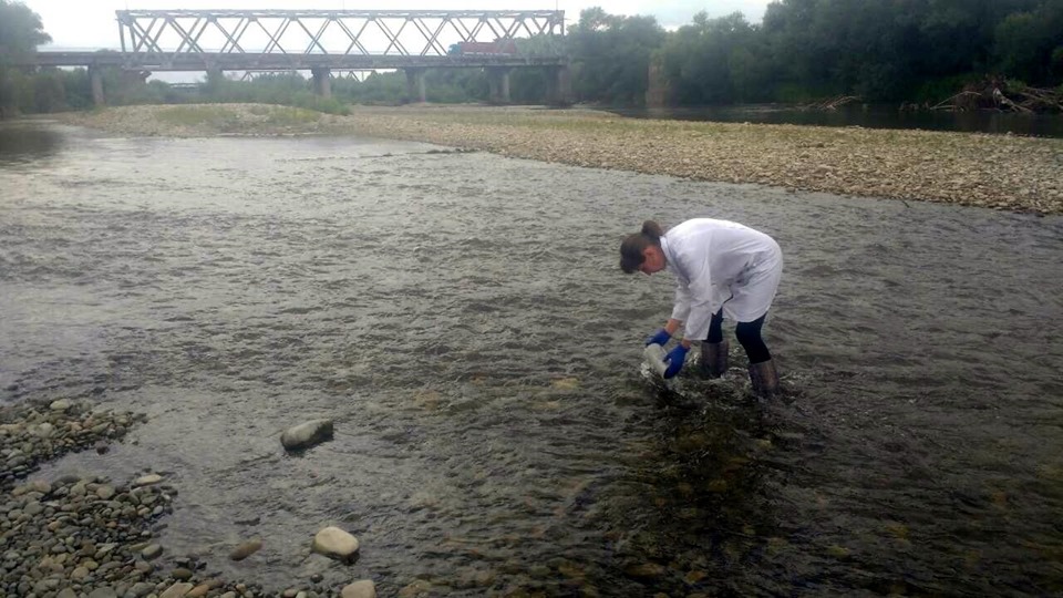 Фахівці продовжують перевіряти воду в прикарпатських водоймах – відібрали зразки ще в шести річках (ФОТО)