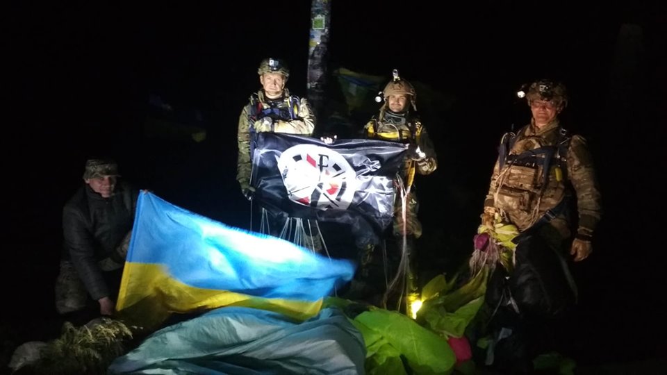 Ветерани АТО/ООС здійснили нічний парашутний десант на Говерлу (ФОТО, ВІДЕО)