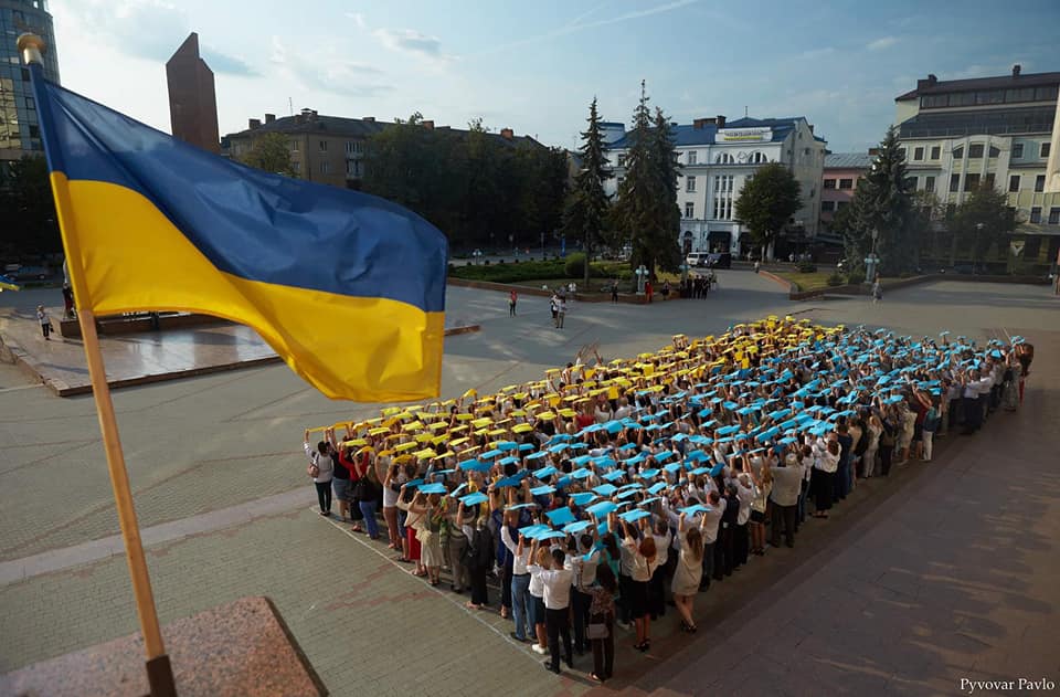 Єдина нація – одна душа: біля Білого дому створили “живий” прапор (ФОТО)