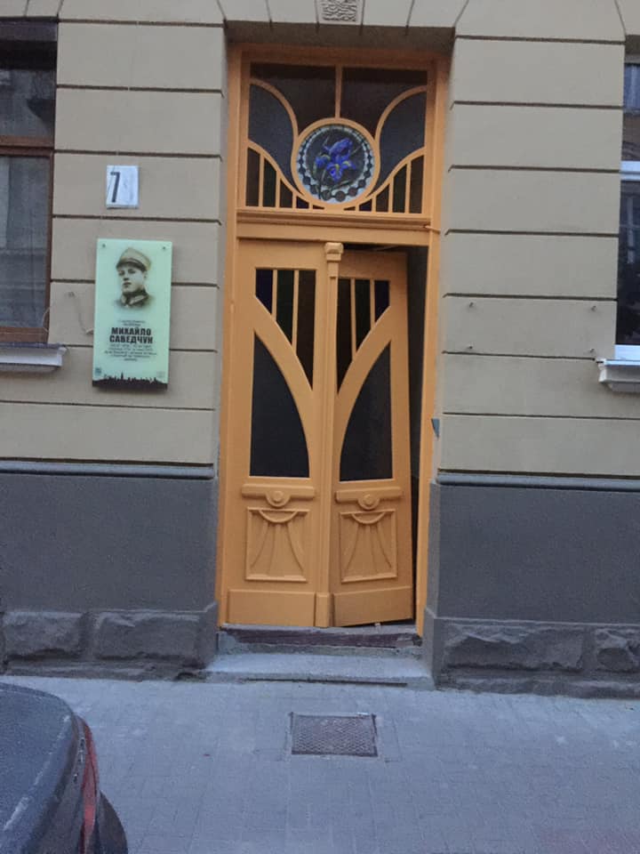 Відреставрований будинок на Курбаса відкрили з недоробленими старовинними дверима (ФОТО)