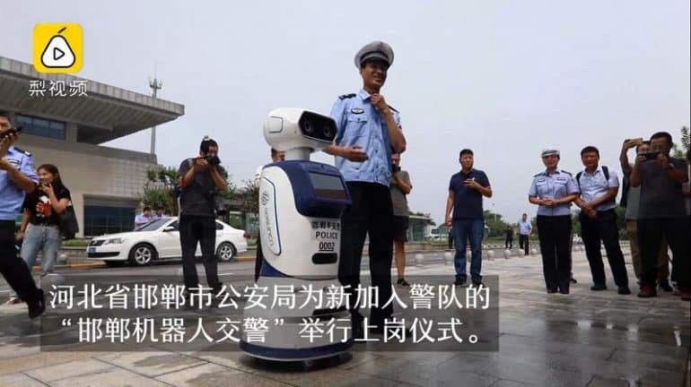 Патрулюють вулиці та розпізнають людей у розшуку: в Китаї запрацювали роботи-поліціянти
