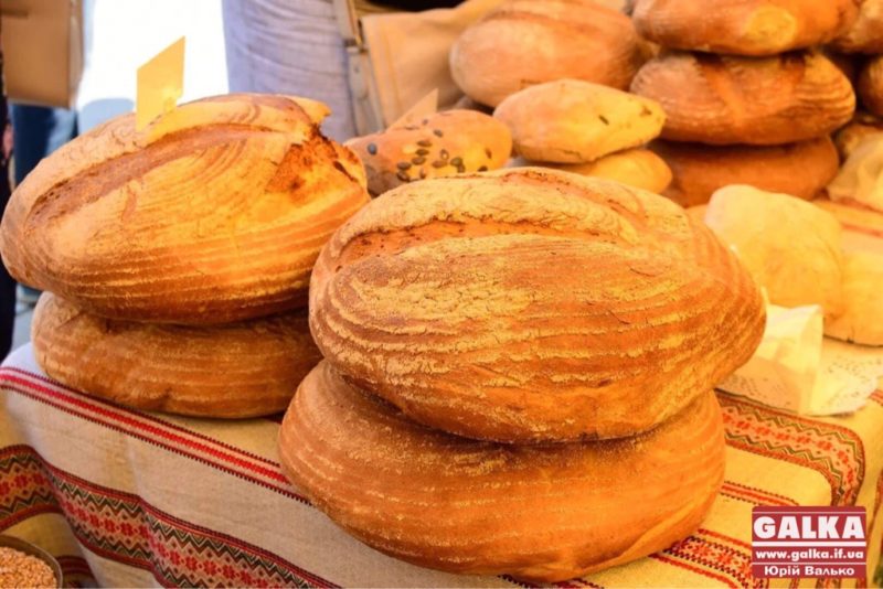 Ароматний хліб і смачні сири: у центрі Франківська організують традиційний ярмарок