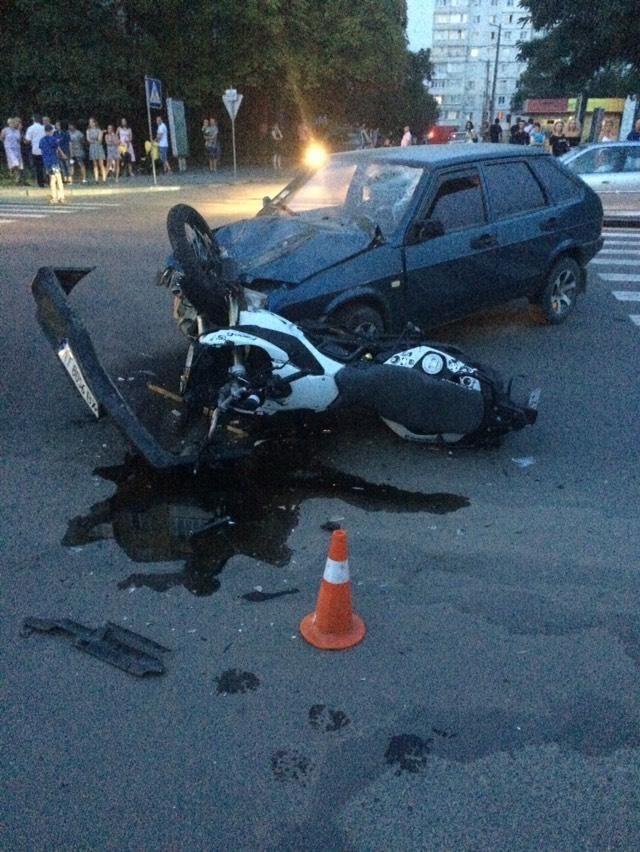 У Калуші зіткнулися автомобіль і мотоцикл – двоє людей у лікарні (ФОТОФАКТ)