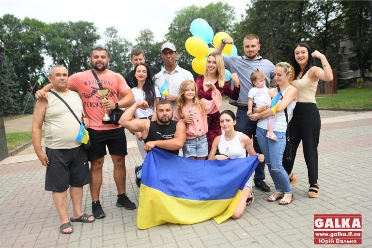 Шампанським і кульками зустріли франківських богатирів, які перемогли на міжнародному турнірі (ФОТО)