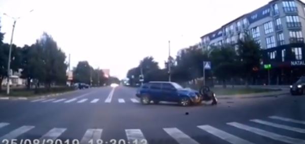 На швидкості. В мережі з’явилося відео ДТП між мотоциклом і ВАЗом у Калуші (ВІДЕО)