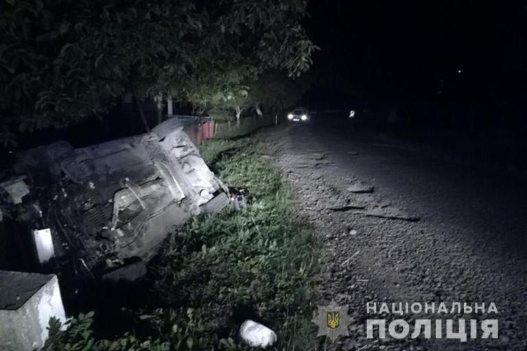 На Калущині авто злетіло в кювет і перекинулося: пасажир загинув, водій – у реанімації (ФОТО)