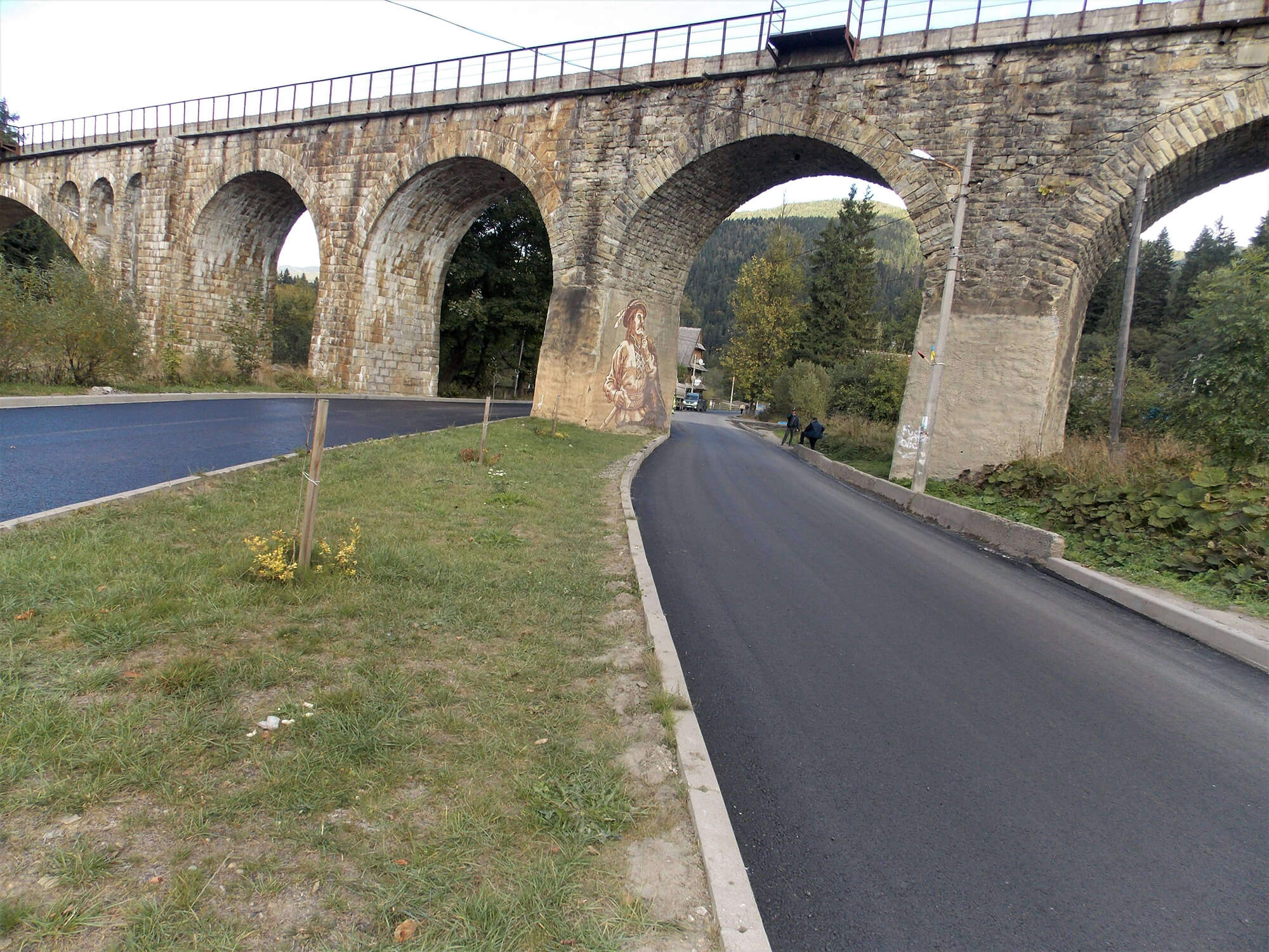 Відтепер під мостом 19 століття у Ворохті можна проїхати відремонтованою дорогою (ФОТО)