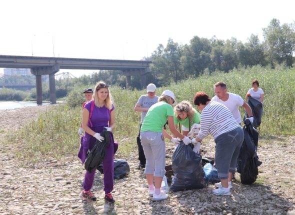 У Галичі активісти влаштували екоакцію – прибрали береги Дністра (ФОТО)