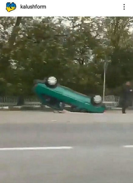 ДТП на Калущині: автомобіль перекинувся на дах (ВІДЕО)